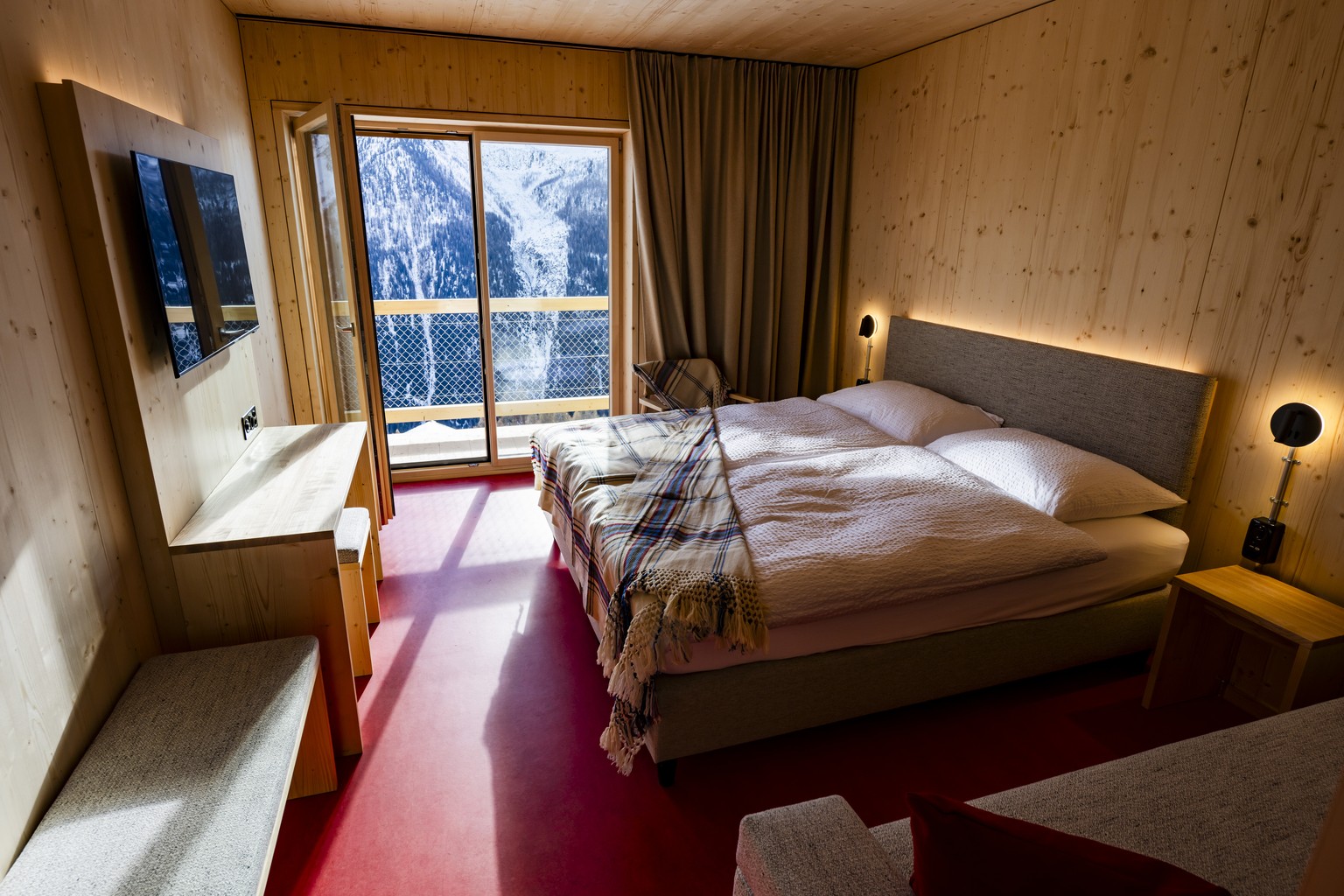 Une vue d'une chambre de l'hotel Momentum Lauchernalp Lodge lors de l'inauguration de l'hotel plus de six mois apres la catastrophe de Blatten le vendredi 19 decembre 2025 a Lauche ...
