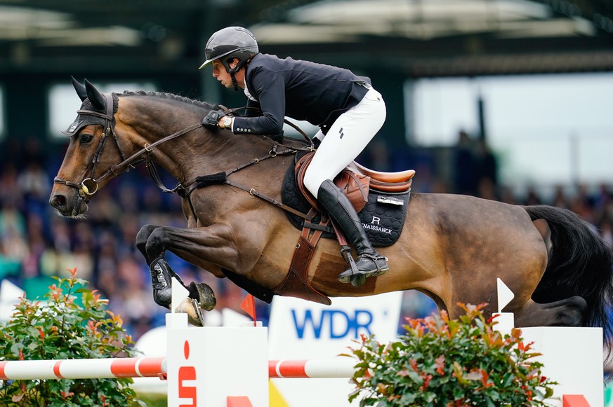 05.07.2024, Nordrhein-Westfalen, Aachen: Pferdesport, Springen, CHIO, Preis von Nordrhein-Westfalen, Springen mit Stechen. Der Reiter Martin Fuchs aus der Schweiz auf dem Pferd Commissar Pezi springt  ...
