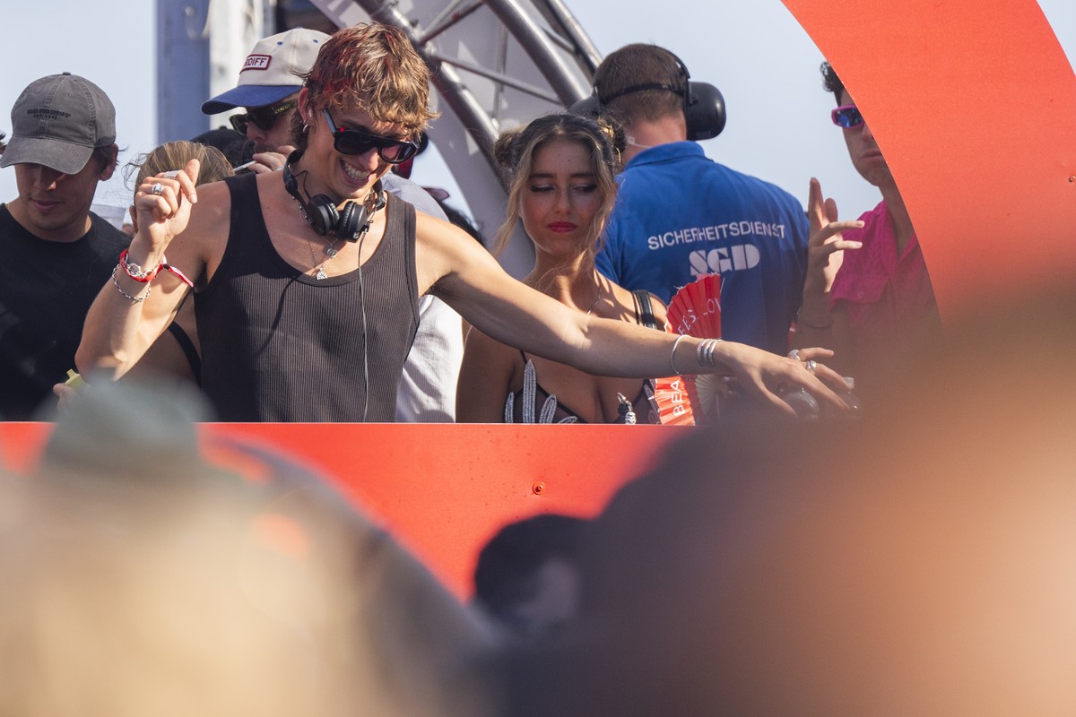 Hundreds of thousands of participants dancing through the streets during the 32th Street Parade in the city center of Zurich, Switzerland, Saturday, August 9, 2025. The annual dance music event Street ...