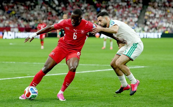 epa13082216 Denis Zakaria (L) of Switzerland and Rayan Ait-Nouri of Algeria in action during the FIFA World Cup 2026 Round of 32 match Switzerland against Algeria, in Vancouver, Canada, 02 July 2026.  ...