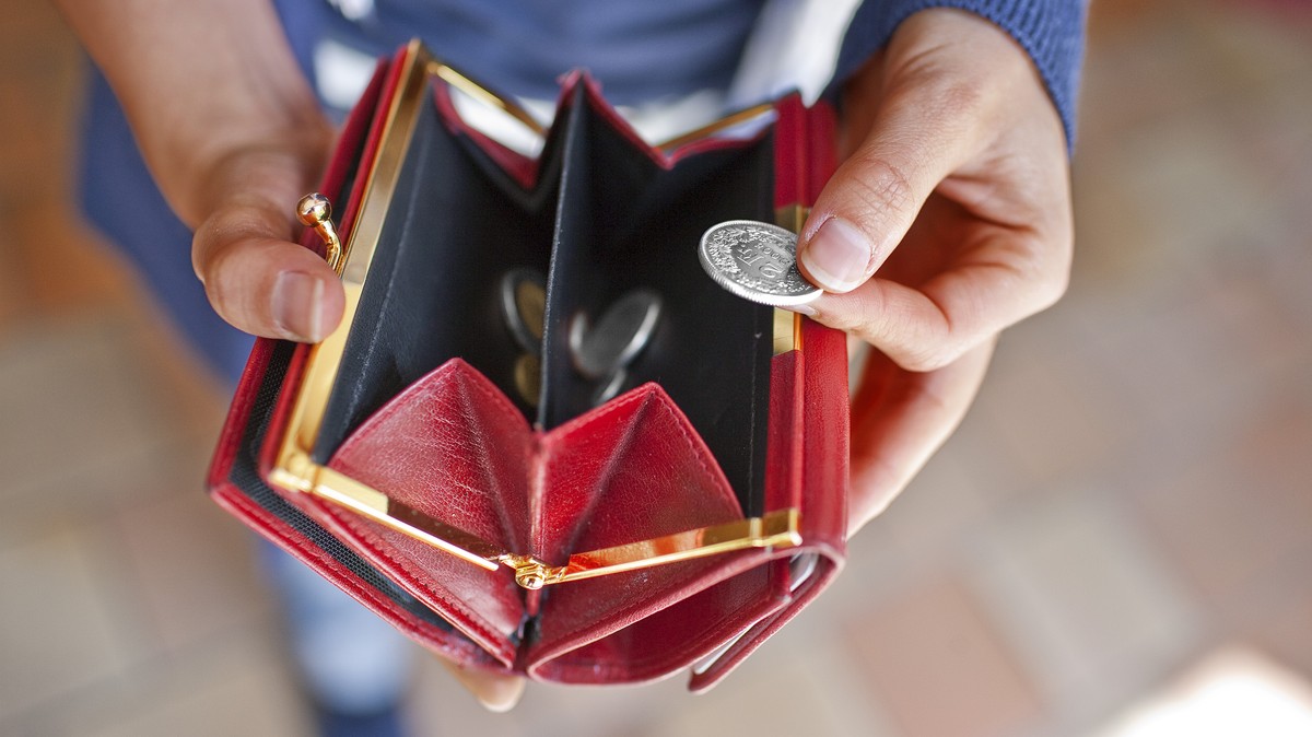 ARCHIVBILD - ZUR TASCHENGELD STUDIE STELLEN WIR IHNEN DIESES BILDMATERIAL ZUR VERFUEGUNG - A woman holds her open purse in her hands, pictured on June 10, 2009 in Zurich, Switzerland. (KEYSTONE/Gatean ...