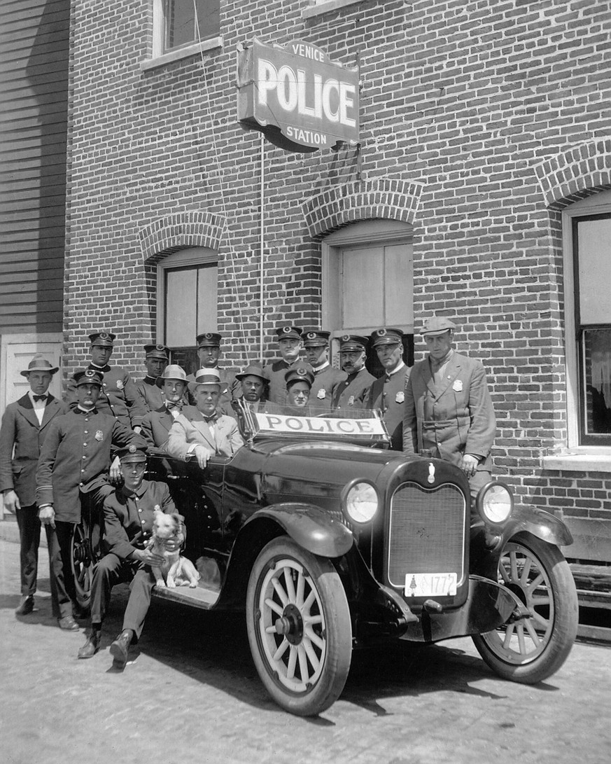 15 Polizeibeamte versammeln sich um ein Polizeifahrzeug vor der Venice Police Station, ca. 1920
https://de.wikipedia.org/wiki/Streifenwagen#/media/Datei:Fifteen_uniformed_policemen_gather_around_a_pol ...