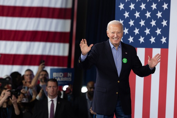 epaselect epa11210262 US President Joe Biden waves to supporters during a re-election campaign event at the Pullman Yards in Atlanta, Georgia, USA, 09 March 2024. The Georgia presidential primary elec ...