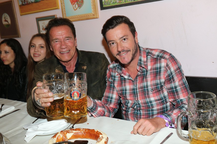 MUNICH, GERMANY - SEPTEMBER 27: Stella Glaubitz, granddaughter of Guenter Heinlein, Arnold Schwarzenegger and Rene Benko during the Oktoberfest at Kaeferzelt at Theresienwiese on September 27, 2017 in ...