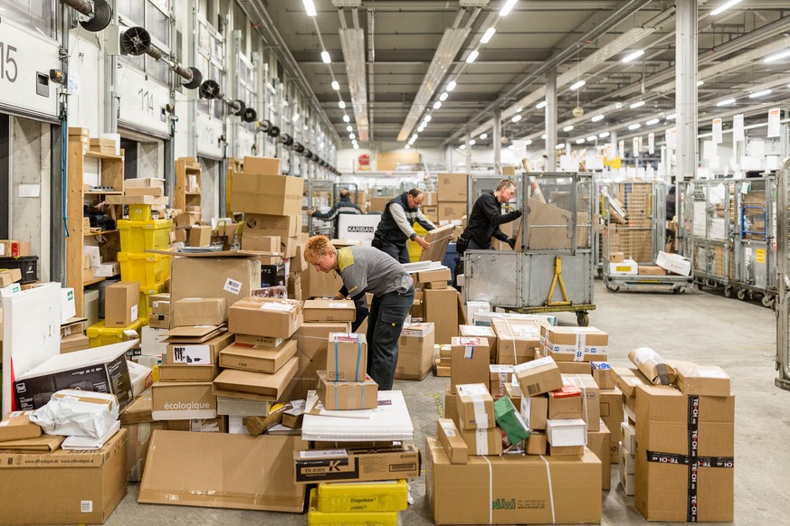 Unterwegs mit dem Paket-Pöstler Stefan „Tschudi“ Bütler auf seiner Route durch Muri kurz vor Weihnachten.
Im Bild: Im Verteilzentrum Mägenwil beginnt um 5.30 Uhr die Arbeit: Pakete, die von der Vertei ...