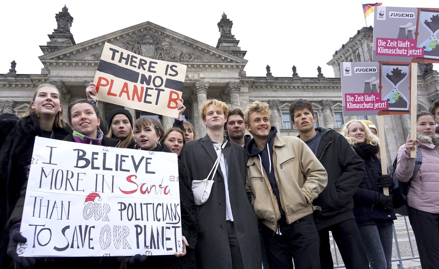 Students protest under the banner of &#039;Fridays for Future&#039; in front of the Reichstag building, host of the German Federal Parliament, in Berlin, Germany, Friday, Dec. 14, 2018 against the cli ...