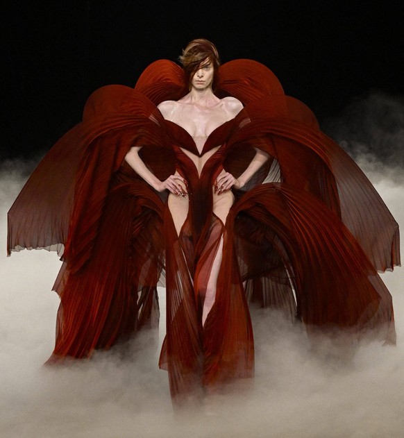 Iris Van Herpen Fall/Winter 20262027 Haute Couture Collection Fashion Show during Paris Fashion Week, July 6, 2026 Iris Van Herpen Haute Couture Fall/Winter 20262027 Collection Fashion Show, during Pa ...