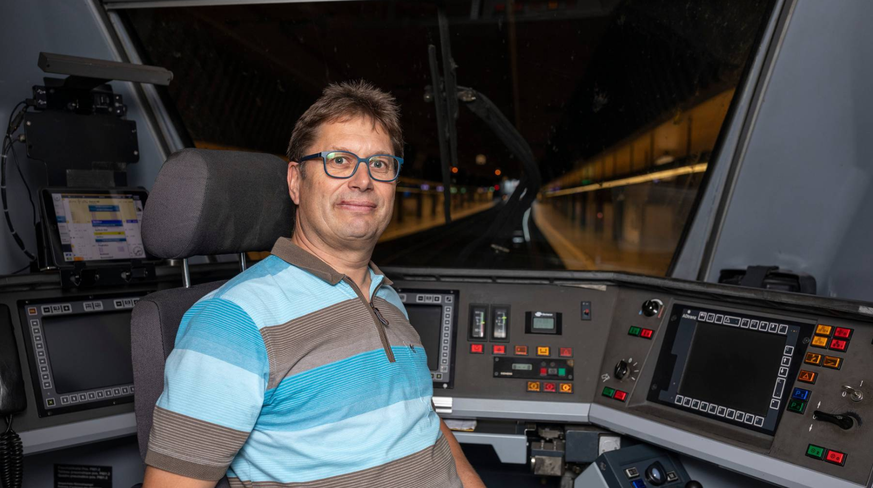 Darf noch nicht, kann aber schon bald: Lokführer-Aspirant Benedikt Haag im ICN-Führerstand (gestelltes Bild).