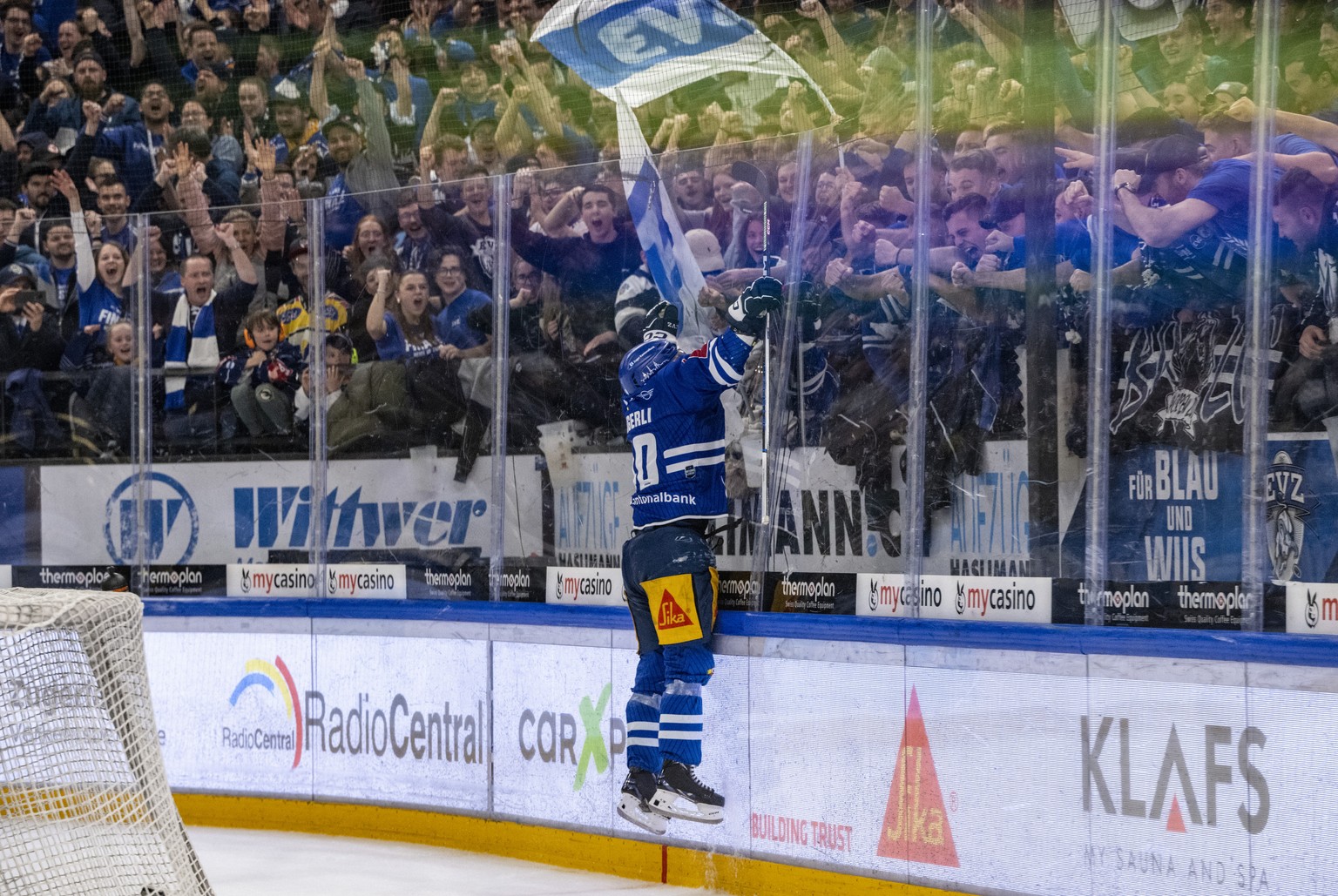 Andreas Wingerli von Zug feiert das Tor zum 3:0 beim Eishockey Playoff 1/4 Final, Spiel 7 der National League zwischen dem EV Zug und dem SC Bern am Samstag, 30. Maerz 2024 in Zug. (KEYSTONE/Urs Fluee ...