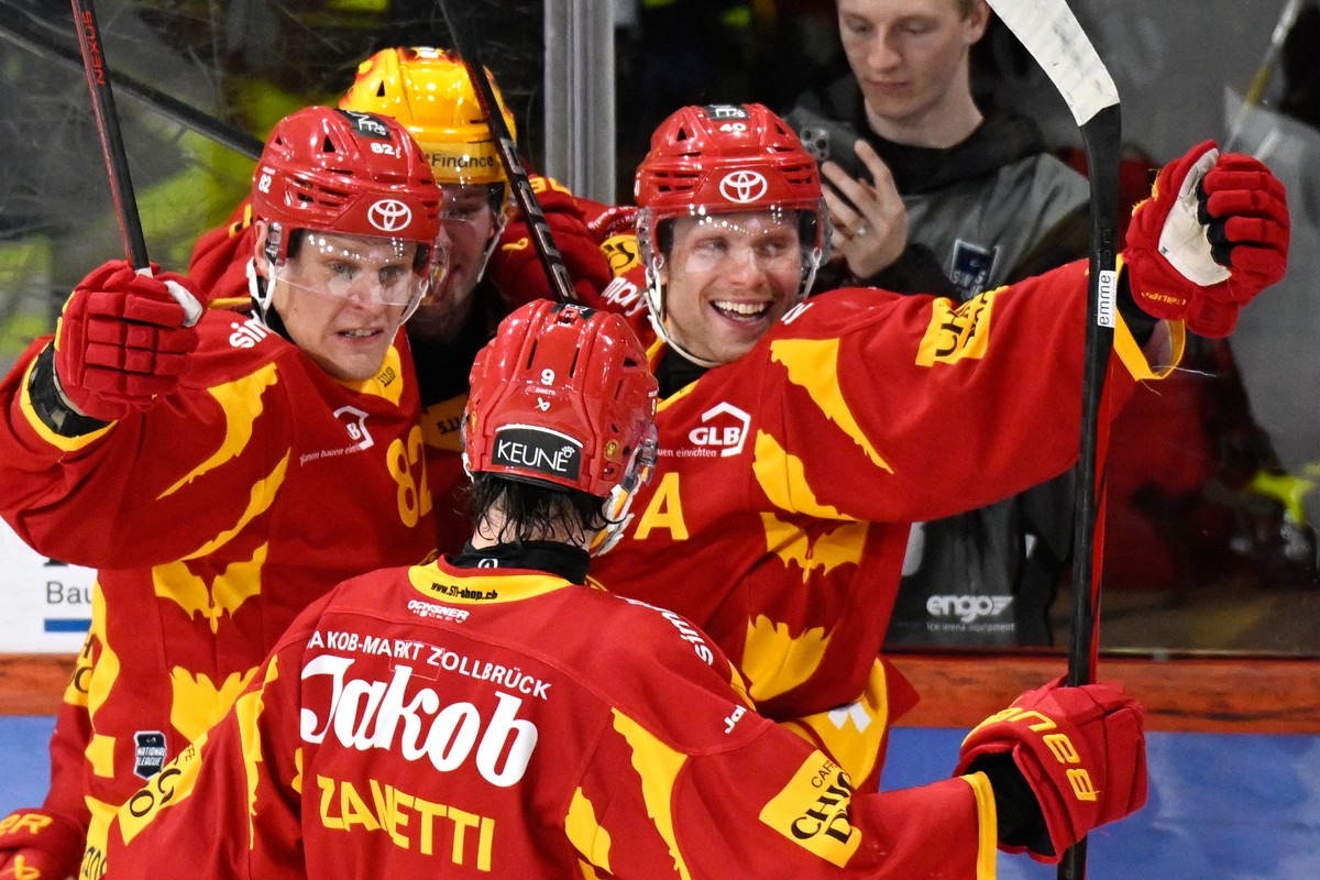 Tigers Harri Pesonen, PostFinance Top Scorer Dario Rohrbach, Brian Zanetti, Flavio Schmutz, von links, jubeln beim 3:1 im vierten Eishockey Playoff Viertelfinalspiel der National League, zwischen den  ...
