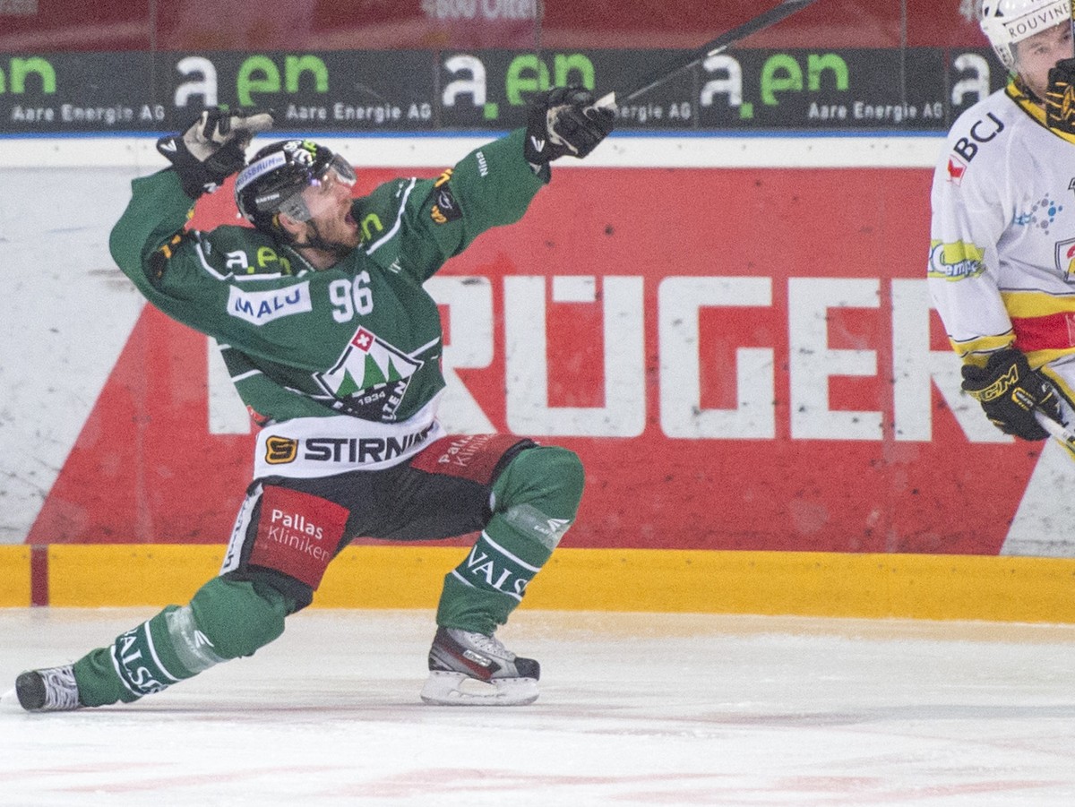 Martin Ulmer, links, von Olten feiert ein Tor im ersten Playoff-Halbfinalspiel der National League B zwischen dem EHC Olten und dem HC Ajoie, am Freitag, 4. Maerz 2016, in Olten. (KEYSTONE/Urs Flueele ...