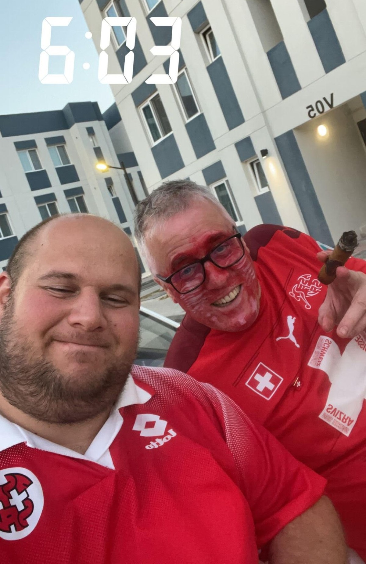 Marcel Rohner (à droite) célèbre la victoire contre la Serbie au petit matin devant son appartement.