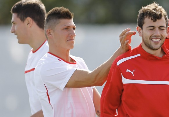Switzerland&#039;s Steven Zuber, 2nd from left, and Josip Drmic, 2nd from right, flick the ears of teammate Admir Mehmedi, center, during a training session of the Swiss Olympic national soccer team a ...