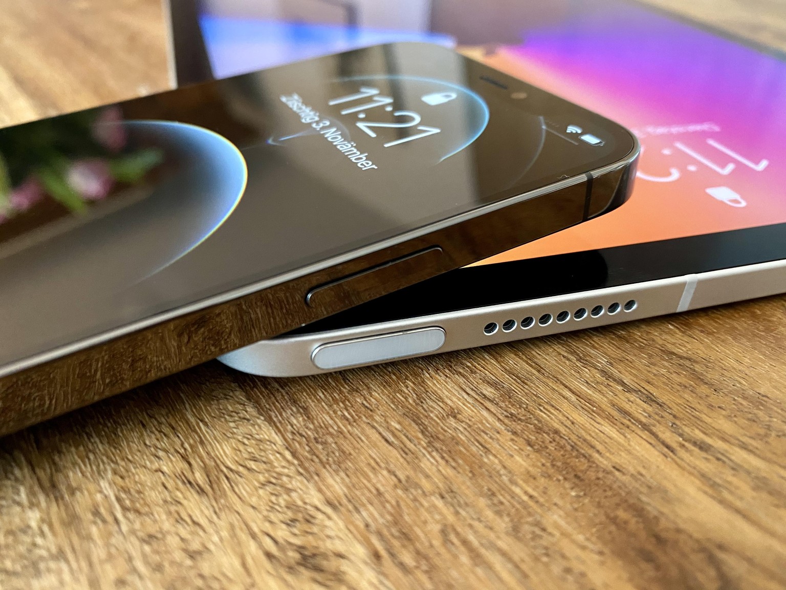 Beim iPad Air hat Apple erstmals einen Fingerabdruck-Scanner in den Power-Button integriert. Der Touch-ID-Sensor liegt gut geschützt unter Saphir-Kristallglas, umrahmt von Edelstahl. Das iPhone 12 Pro (mit Edelstahlrahmen) erscheint tatsächlich dicker als das neuste Apple-Tablet. 