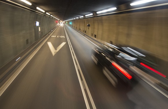 ARCHIV - ZUM KAMPAGNENSTART ZUR ABSTIMMUNG AM 28. FEBRUAR 2016, DURCH BUNDESRAETIN DORIS LEUTHARD STELLEN WIR IHNEN FOLGENDES ARCHIVBILD ZUR VERFUEGUNG. - Ein Auto faehrt im Gotthardtunnel, fotografie ...