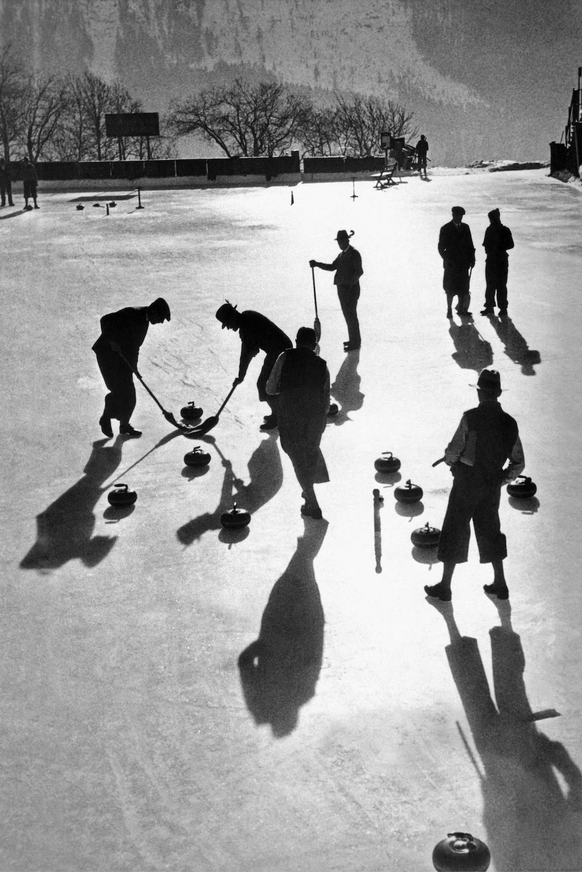 St. Moritz, Switzerland: December 17, 1936 Curling is a very popular at St. Moritz. PUBLICATIONxINxGERxSUIxAUTxHUNxONLY xUnderwoodxArchives 3-Sport-WinSp-2 990_16_3-Sport-WinSp_2HR