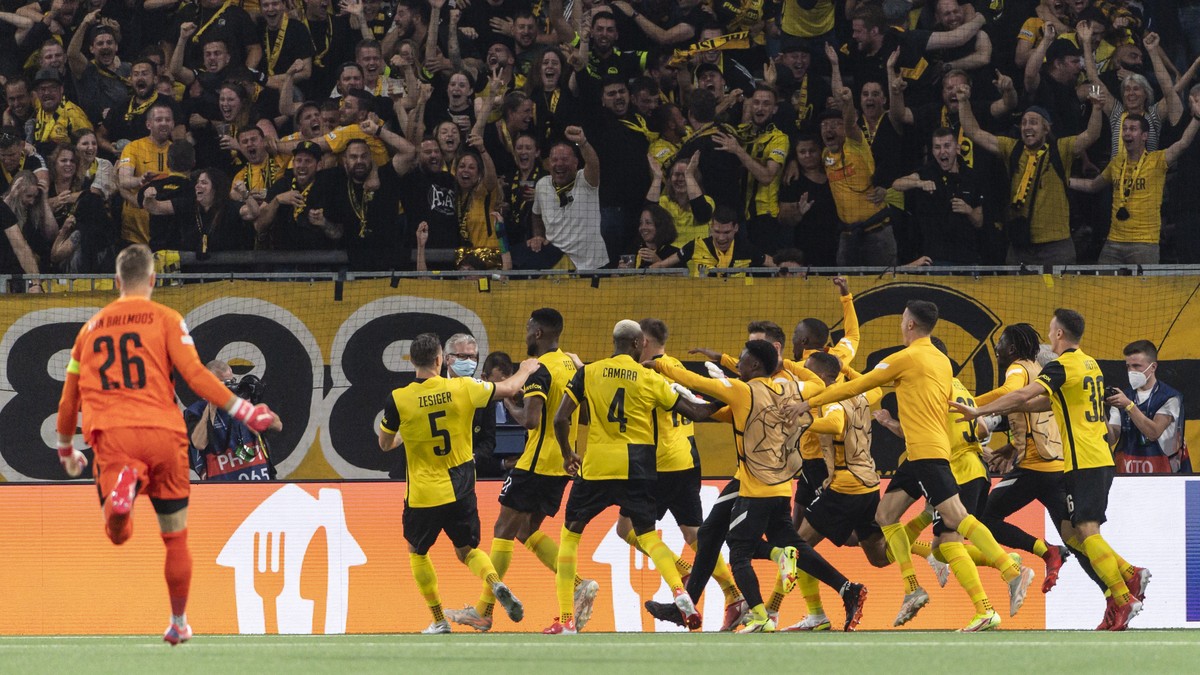 epa09468523 YB's players celebrate winning the UEFA Champions League group F soccer match between BSC Young Boys and Manchester United at the Wankdorf stadium in Bern, Switzerland, 14 September 2 ...
