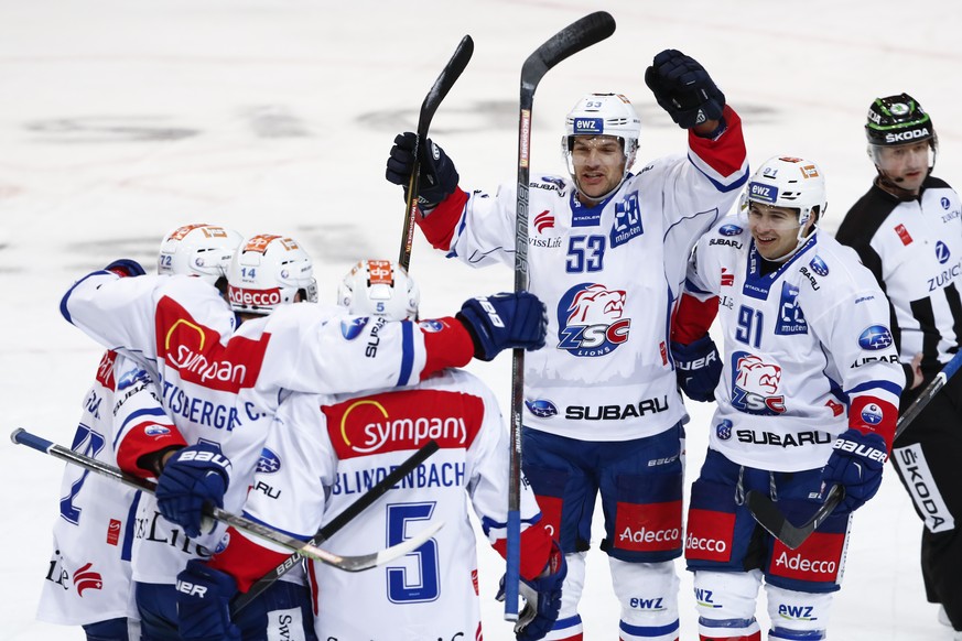 Zuerichs Morris Trachsler, 2. von rechts, jubelt mit seinen Teamkollegen nach dem Tor zum 0-1, im Eishockey Meisterschaftsspiel der National League A zwischen dem SC Bern und den ZSC Lions, am Montag, ...