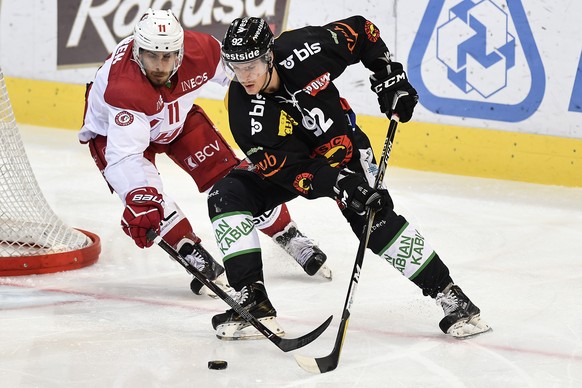 Berns Gaetan Haas, rechts, im Duell mit Lausannes Yannick Herren im Eishockey Meisterschaftsspiel der National League zwischen dem SC Bern und Lausanne HC, am Freitag, 21. September 2017, in der PostF ...