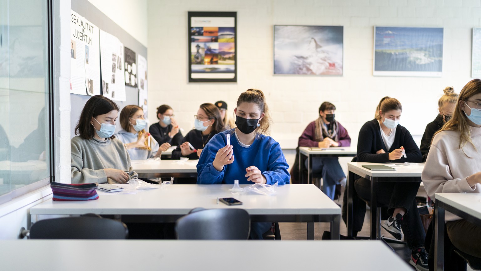 Waehrend eines Corona PCR-Speichelpooltests in der Klasse 6D an der Kantonsschule Wiedikon nehmen Schuelerinnen und Schueler eine salzige Fluessigkeit fuer eine Minute in den Mund um Speichel zu samme ...