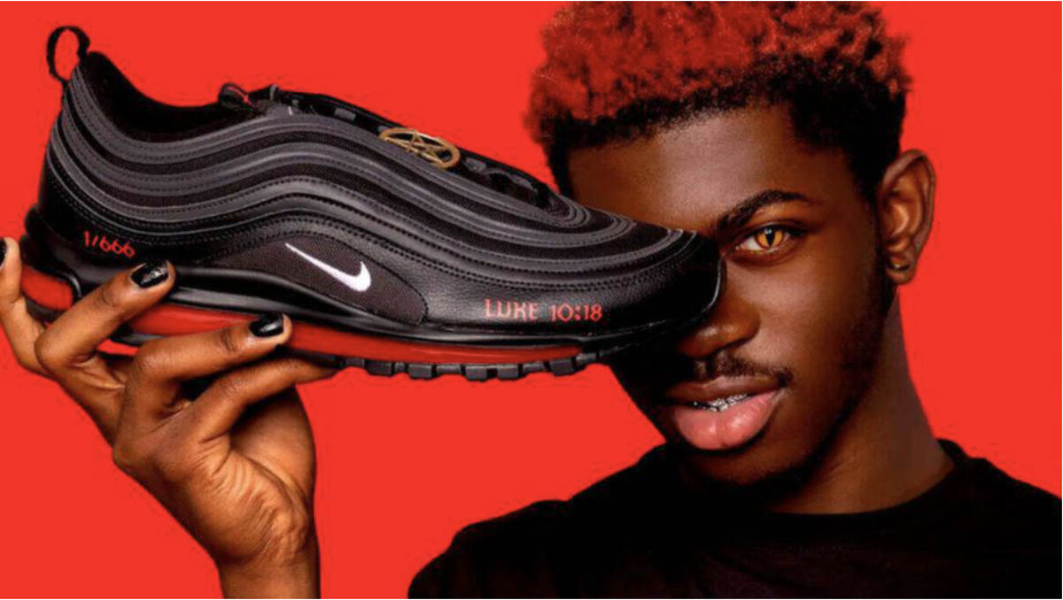 Lil Nas X präsentiert seinen "Satan-Schuh".
