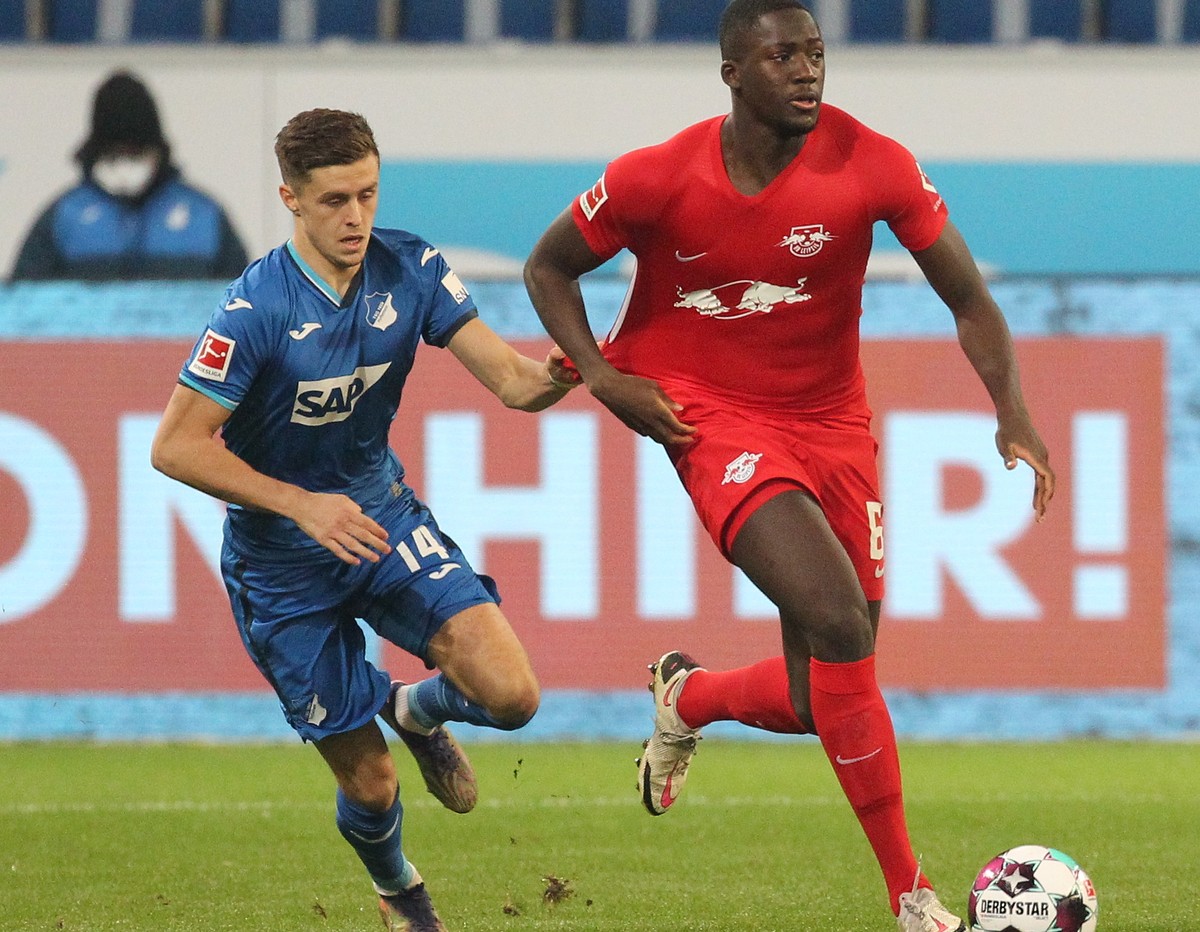 epa08888508 Hoffenheim's Austrian midfielder Christoph Baumgartner (L) vies with Leipzig's French defender Ibrahima Konate for the ball during the German Bundesliga soccer match between TSG  ...