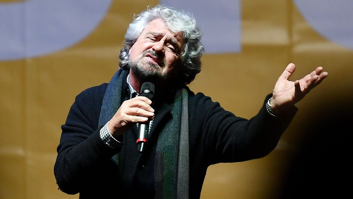 epaselect epa05657055 M5S leader Beppe Grillo during his speech at the end of the demonstration staged by the anti-establishment Five-Star Movement (M5S) to support 'No' at in the 04 Decembe ...