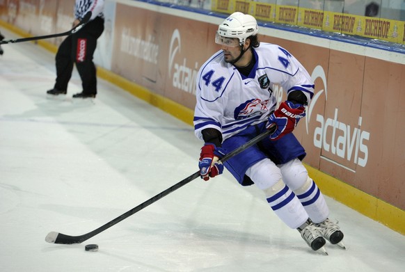 Andreas Ambuehl von den ZSC Lions beim Eishockey Spiel der European Trophy zwischen dem EV Zug und den ZSC Lions am Freitag, 31. August 2012 in der Bossard Arena in Zug. (KEYSTONE/Sigi Tischler)