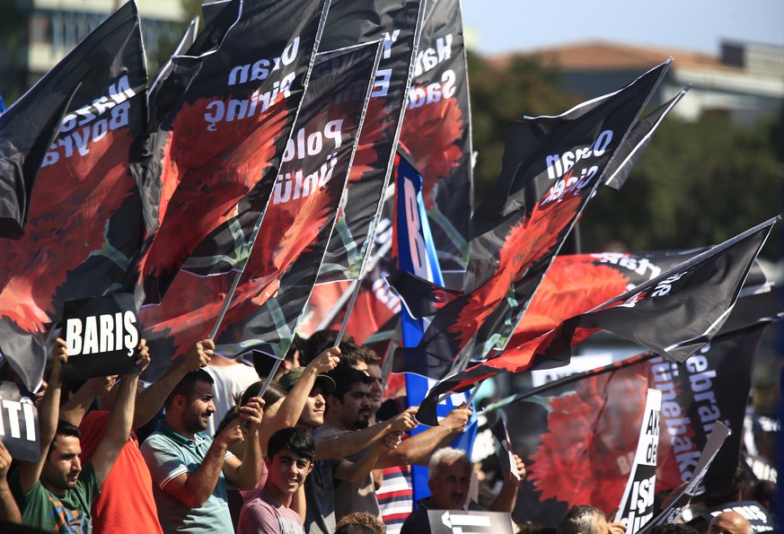 Demonstranten protestieren in Istanbul für Frieden und gegen die Angriffe auf die kurdische PKK vom Wochenende.&nbsp;