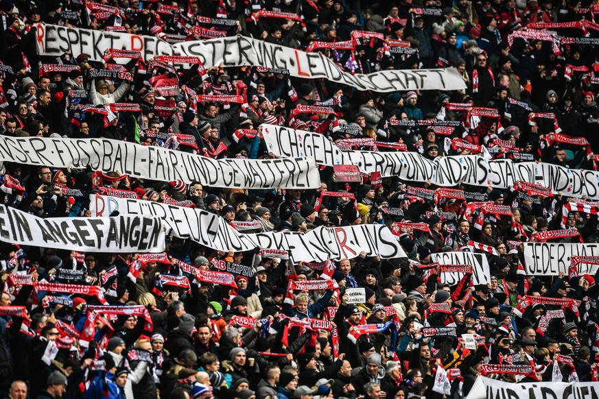 epa05785117 RB Leipzig fans cheer before the German Bundesliga soccer match between RB Leipzig and SV Hamburg in Leipzig, Germany, 11 February 2017. EPA/FILIP SINGER (EMBARGO CONDITIONS - ATTENTION: D ...