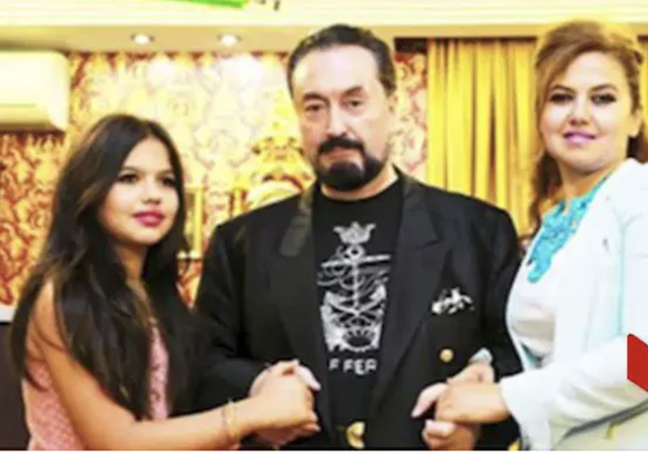 Auf dem Bild ist sie 10 Jahre alt und gestylt wie eine Erwachsene: Serra Mohammadvalipour mit dem Sektenführer Adnan Oktar und ihrer Mutter.