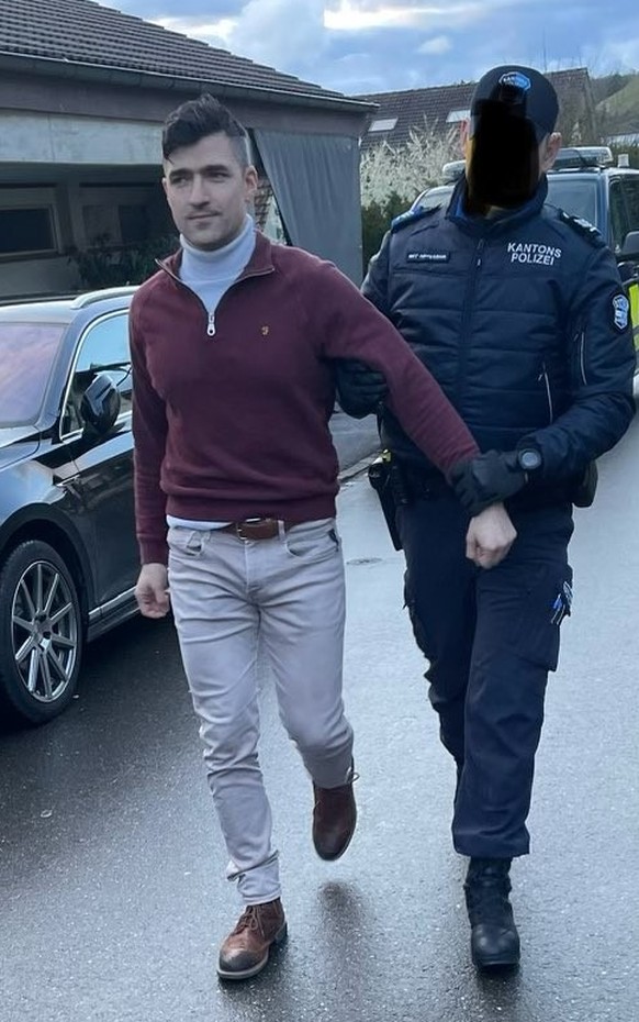 Rechtsextrimist Martin Sellner wird von der Kantonspolizei Aargau abgeführt

https://twitter.com/AFpost/status/1769095299551625279/photo/1
