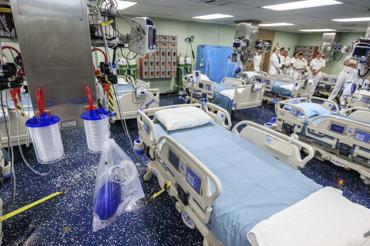 epa12153341 US Navy hospital ship USNS Comfort crew members gather in one of the ship's medical rooms during a media day while the vessel is docked at the port of Miami, in Miami, Florida, USA, 0 ...