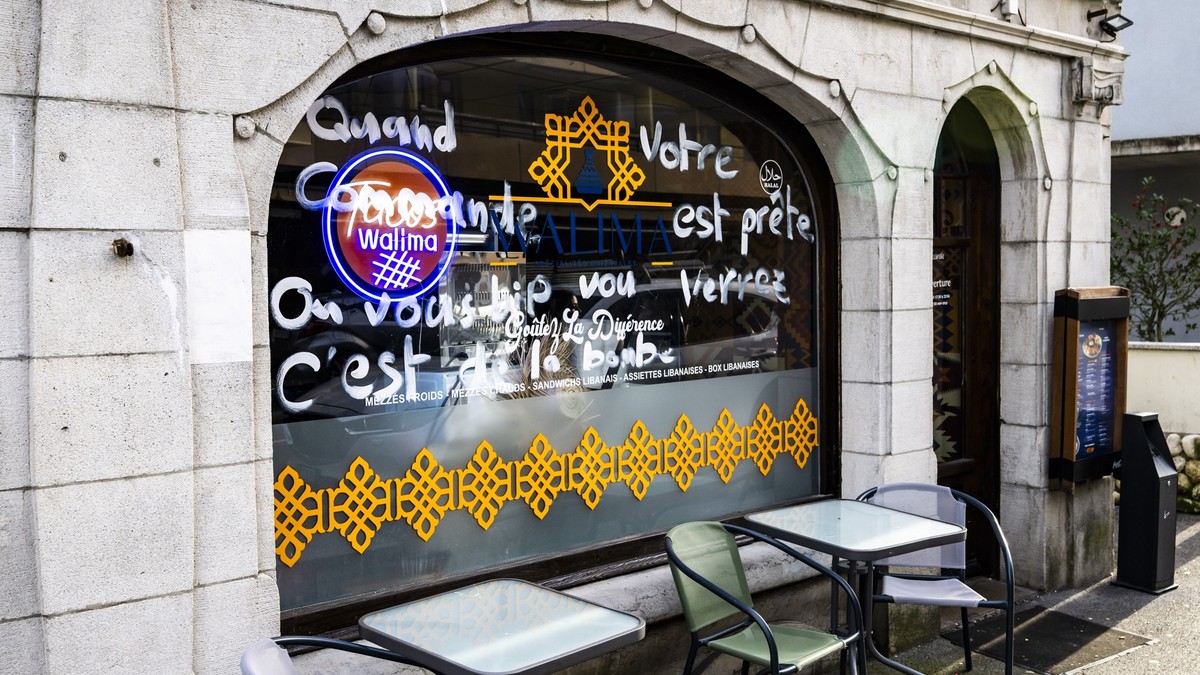 Un tag est visible sur la vitrine d'un commerce suite au Carnaval des Brandons le mardi 11 mars 2025 a Payerne. Des deputes se sont inquietes mardi au Grand Conseil vaudois de la banalisation de  ...