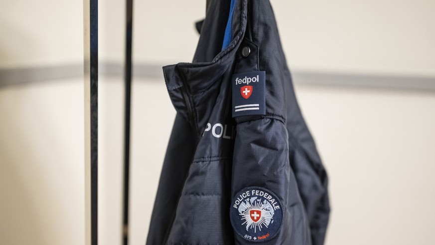 Die Jacke eines Polizisten der Bundesmates fuer Polizei, Fedpol, haengt an einer Garderobe im Bundeshaus, am Rand der Wintersession der Eidgenoessischen Raete, am Mittwoch, 4. Dezember 2024 im Bundesh ...
