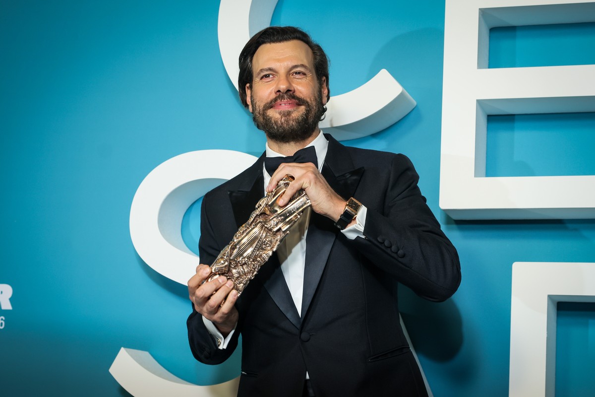 Laurent Lafitte poses after receiving the Cesar for Best Leading Actor for the movie "La Femme la Plus Riche du Monde" during the 51st Cesar Awards ceremony in Paris, early Friday, Feb. 27,  ...