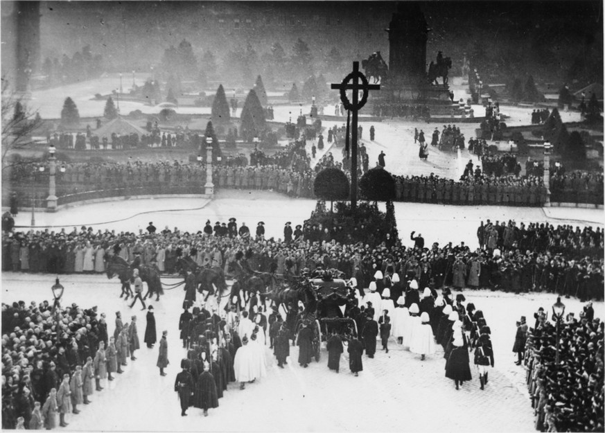 Das Begräbnis von Kaiser Franz Joseph I. am&nbsp;30. November 1916. Im Radetzkymarsch lässt Roth den polnischen Graf Chojnicki sagen: «Sobald unser Kaiser die Augen schliesst, zerfallen wir in hundert ...
