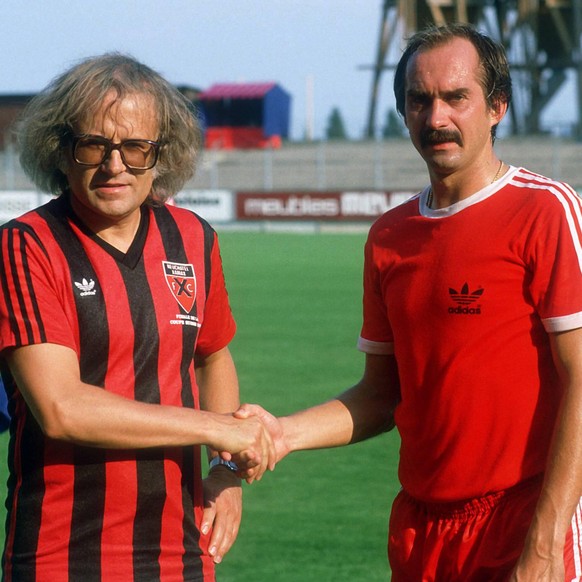 Bildnummer: 00393986 Datum: 01.08.1985 Copyright: imago/WEREK
Trainer Gilbert Gress (li.) begrüsst Uli Stielike bei Neuchatel Xamax