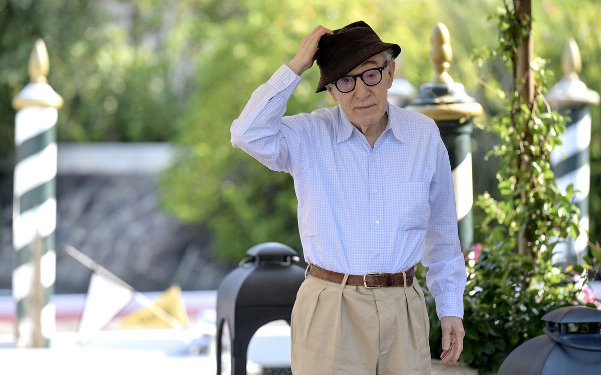 Le cinéaste américain Woody Allen à son arrivée sur la plage du Lido pour le Festival international du film de Venise.