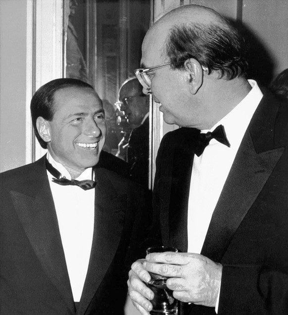 Lehrer und Schüler: Craxi (r.) mit Silvio Berlusconi (undatierte Aufnahme). &nbsp;