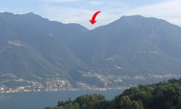 Beim roten Pfeil liegt die Alpe di Neggia über dem Lago Maggiore, dahinter und 400 Meter weiter unten sitzt Indemini.