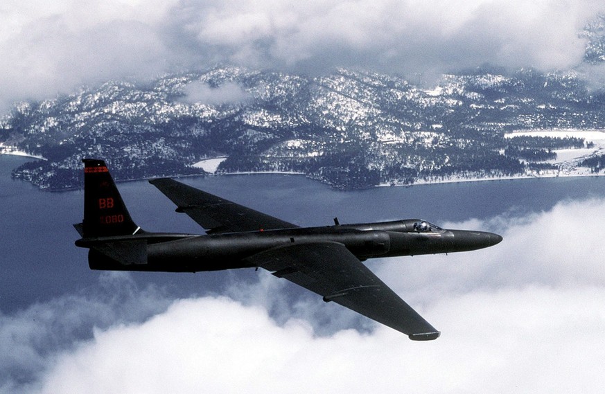 A training mission flies in this undated photo of a US Air Force U-2 spy plane.  The pilot of an Air Force U-2 Dragon Lady died when his plane crashed while returning to a base in Southwest Asia,…