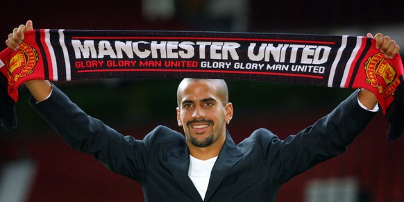 MAN07 - 20010712 - MANCHESTER, UNITED KINGDOM : Manchester United&#039;s latest signing Juan Sebastian Veron holds aloft a team scarf after a press conference at Old Trafford in Manchester,12 July 200 ...