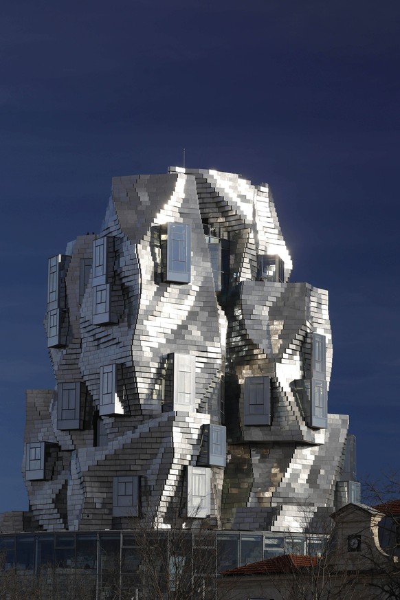 Arles, Frankreich , Normandie, 04.01.2023, Das Gebäude des Kulturkomplex der Luma-Stiftung in Arles Frankreich wurde von dem amerikanischen /kanadischen Stararchitekten Frank Gehry entworfen. *** Arle ...
