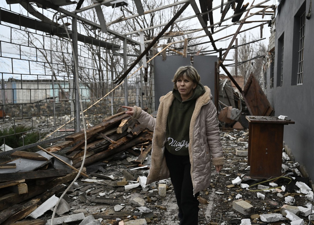 Svitlana Rudokvas, 51 ans, montre un restaurant détruit à Novopavlivka le 25 janvier 2025.
