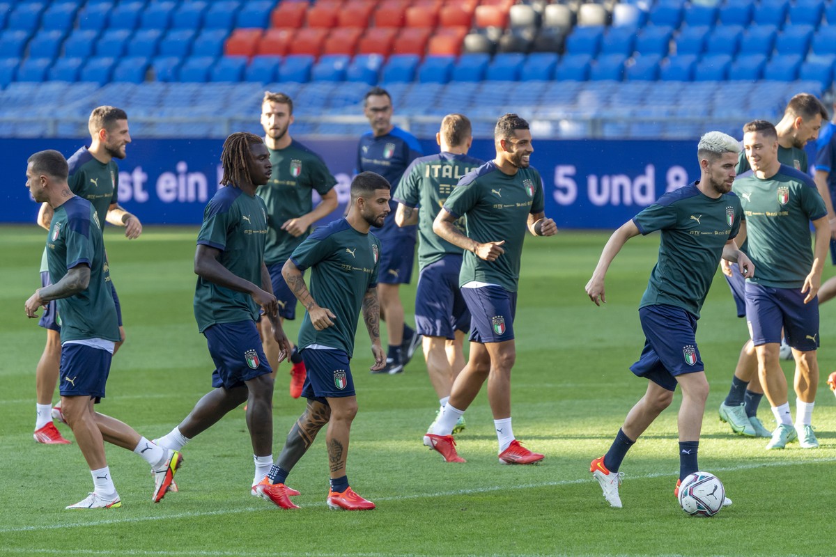 Italy's national soccer team during a training session the day before the 2022 FIFA World Cup European Qualifying Group C match between Switzerland and Italy in the St. Jakob-Park stadium in Base ...