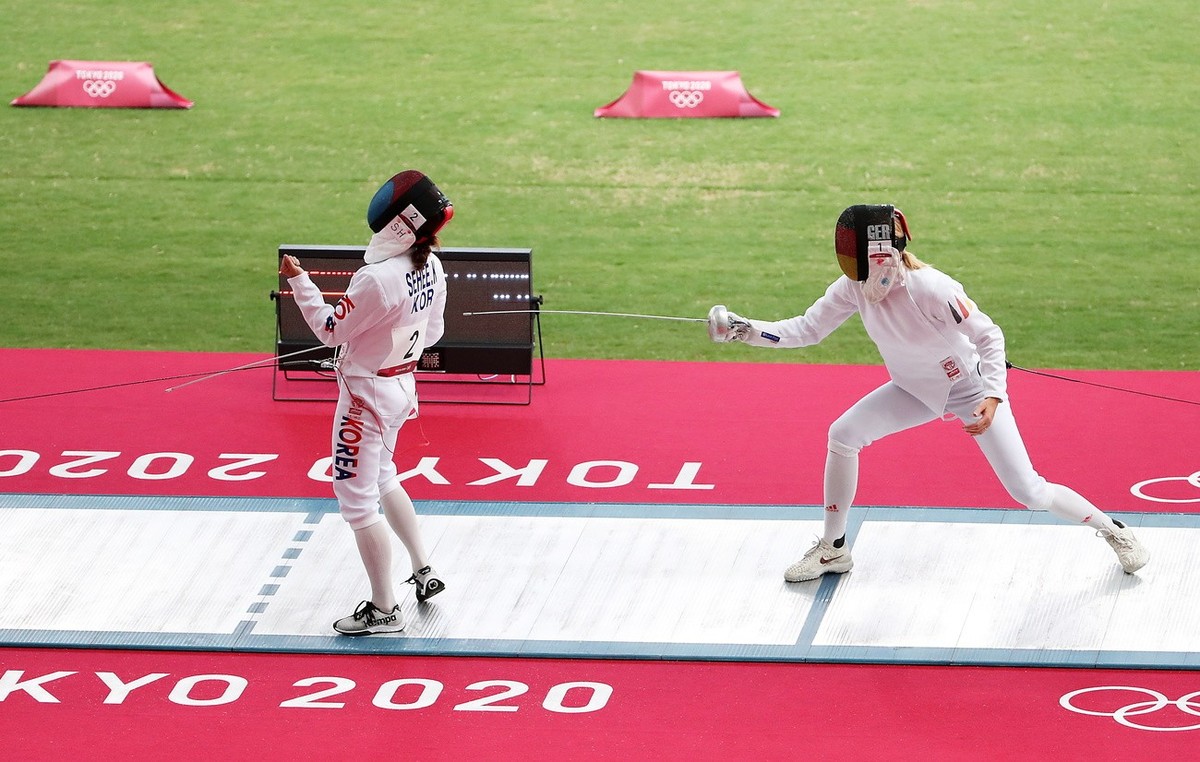 A Tokyo, les épreuves de pentathlon moderne se tenaient au stade Ajinomoto, où une piste d'escrime et un bassin avaient été installés. Le tour de classement d'escrime, la veille, se tenait néanmoins e ...