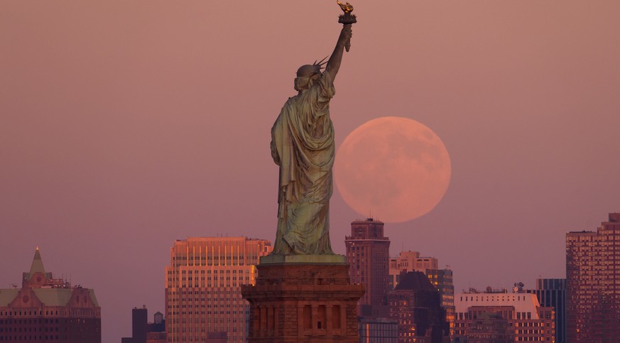 The Harvest Supermoon rises behind the Statue of Liberty and the Brooklyn skyline, Monday, Oct. 6, 2025, in Jersey City, N.J. (AP Photo/Adam Gray)
US Supermoon