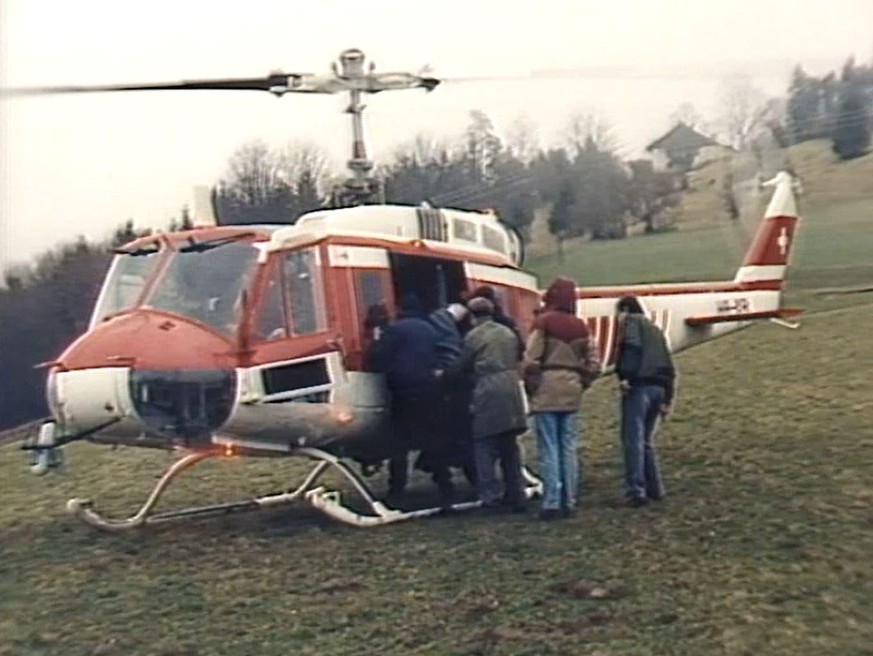 Die Familie Musey wird in den Polizeihelikopter verfrachtet. (Archivbild)