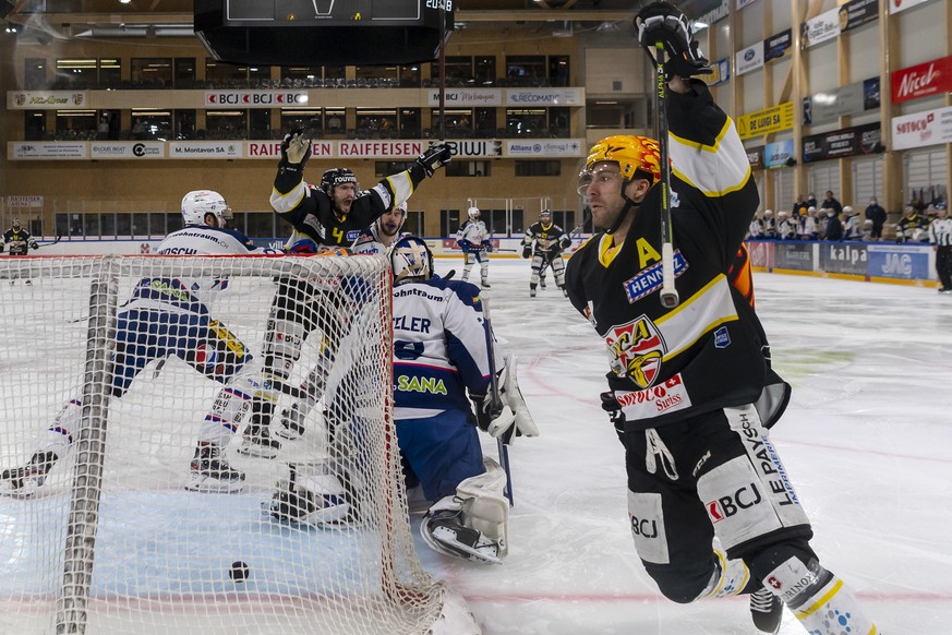 Ajoies Philip-Michael Devos, rechts, jubelt nach seinem 3:0 im zweiten Eishockey Playoff-Finalspiel der Swiss League zwischen dem HC Ajoie und dem EHC Kloten, in der Raiffeisen Arena in Pruntrut, am D ...